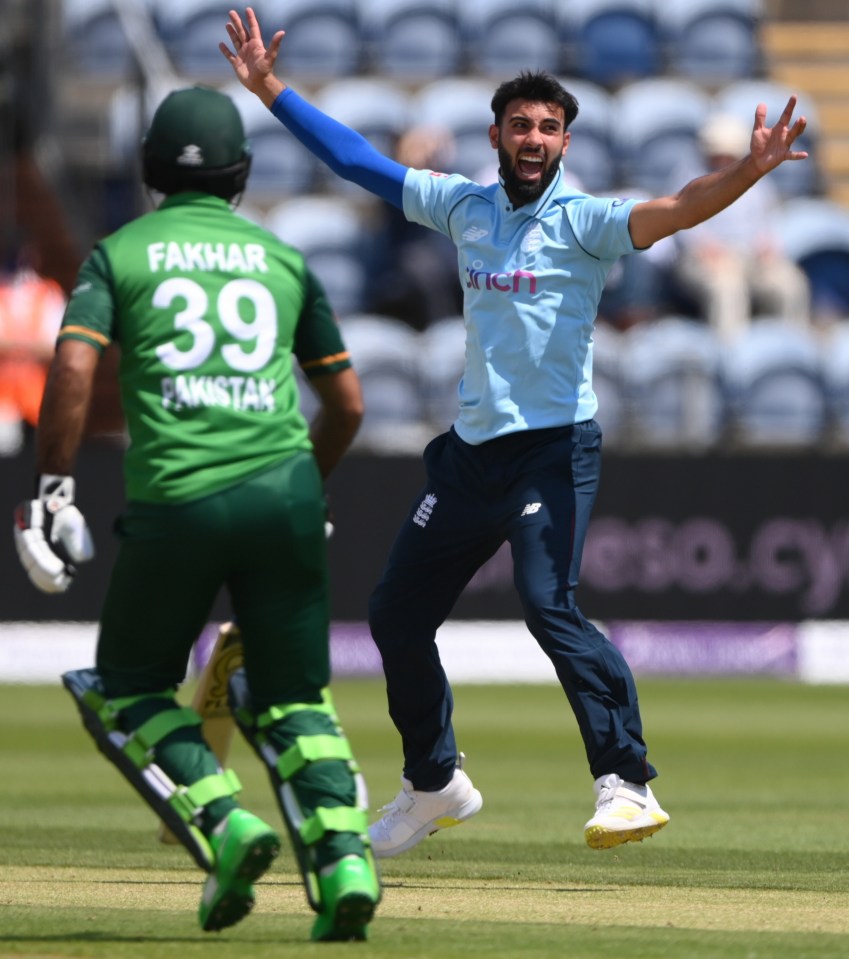 Saqib Mahmood took two Pakistan wickets in the first three balls of the match as the tourists were all out for 141 at Sophia Gardens, Cardiff