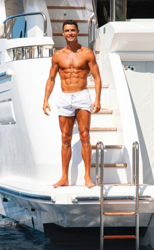 The Juventus could not resist posting one photo of his muscular body on show for all