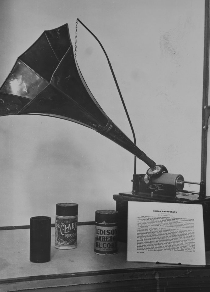 An easly phonograph invented by Thomas Edison in 1905