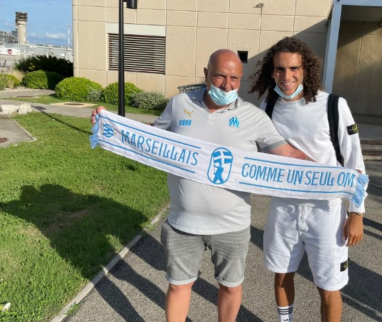 Matteo Guendouzi posed with a flag of Marseille