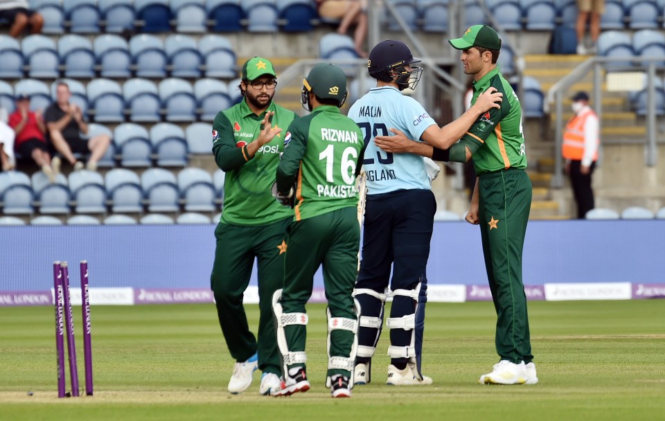 Pakistan congratulate Dawid Malan after he steered England to victory