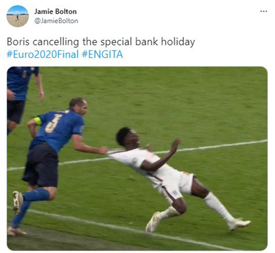 One fan shared a tweet with an image of Giorgio Chielinni's shocking foul on Bukayo Saka