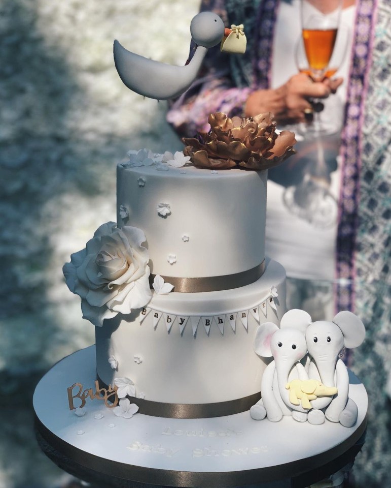 The soap star showed fans her stunning baby themed cake