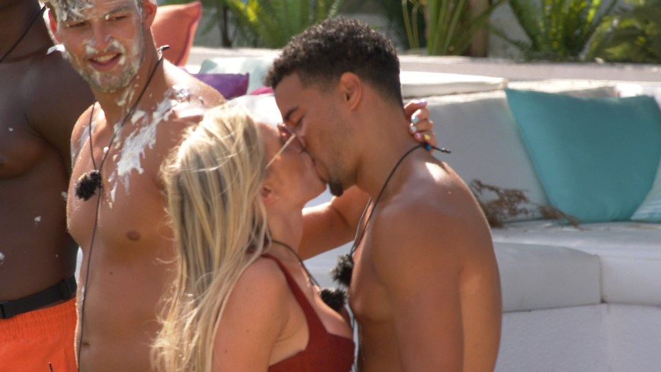 Toby and Chloe snog in tonight's challenge