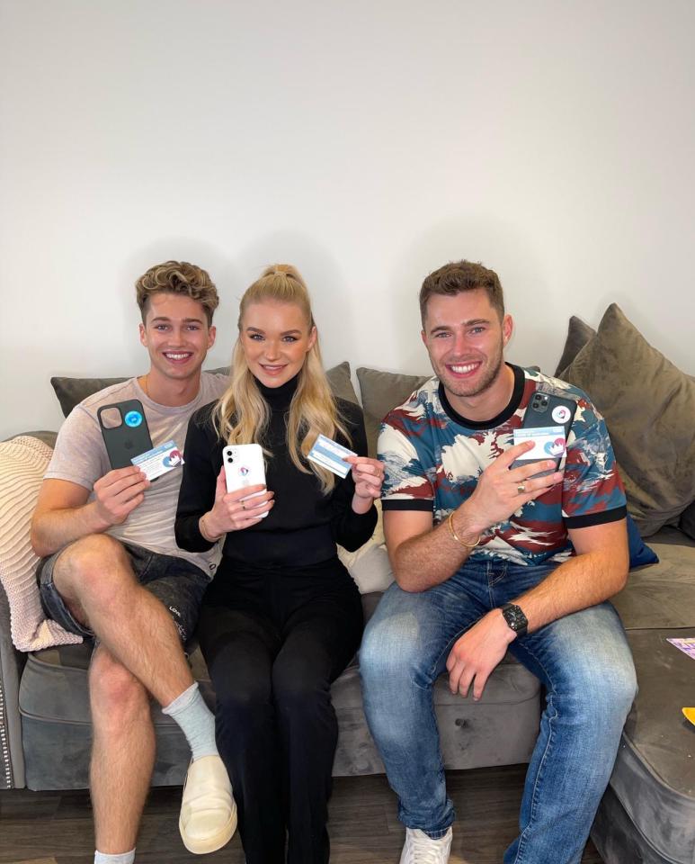 AJ Pritchard (l), his girlfriend Abbie Quinnen and brother Curtis pose with their vaccine cards