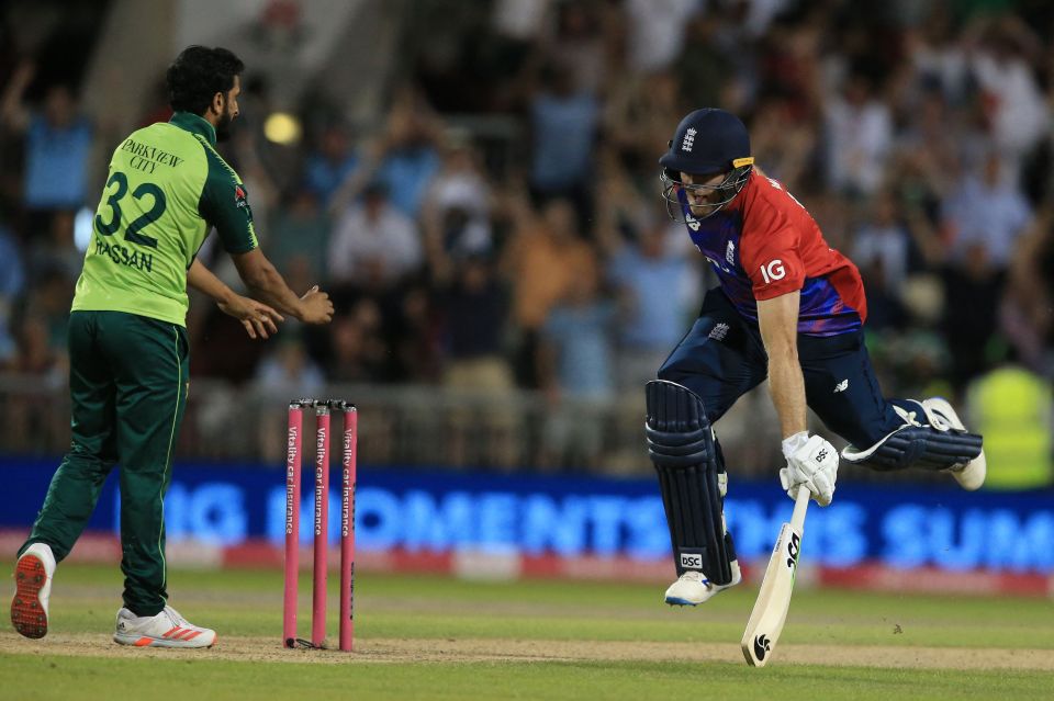 England's David Willey completes the series-winning run vs Pakistan