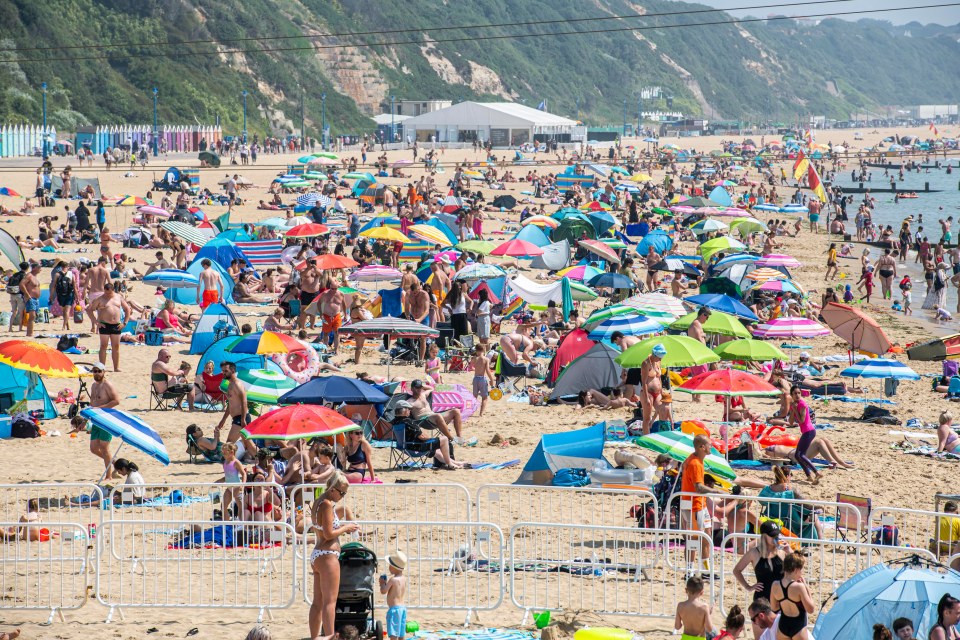 Many beach goers used parasols to keep cool