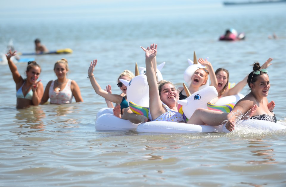 These pals made sure they had fun while keeping cool at Barry Island, South Wales