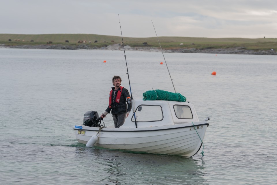 Richard  Hammond takes to the waters and steers a boat