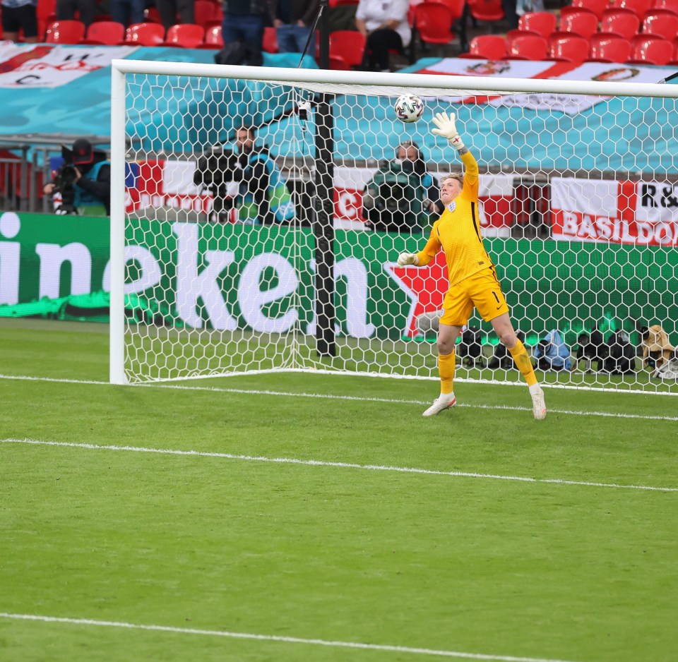 The Footie legend, 71, saluted current keeper Jordan Pickford’s five-game clean-sheet tally