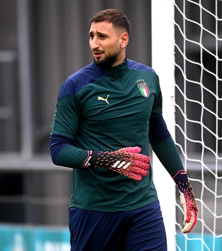 Gianluigi Donnarumma also wears the Adidas Predator Pro gloves