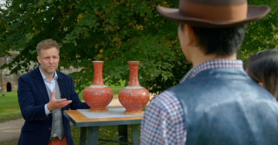 Expert Lee Young was very interested in the couple's unique ceramic vases