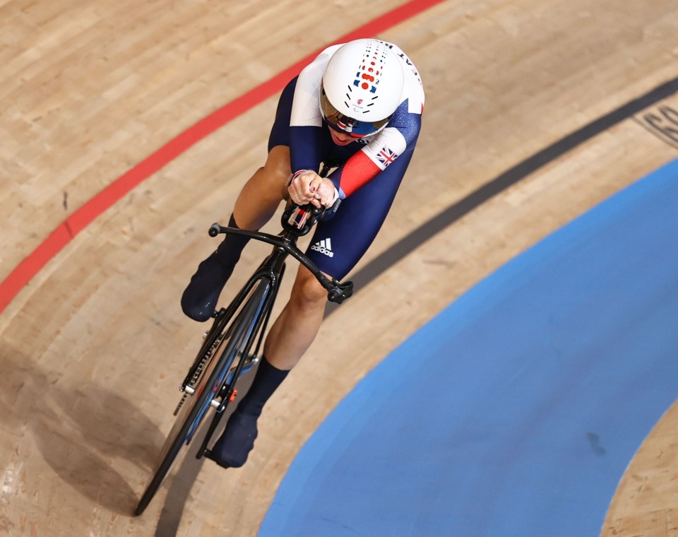 The mum-of-two beat fellow Brit Crystal Lane-Wright to retain her C5 3,000m individual pursuit title