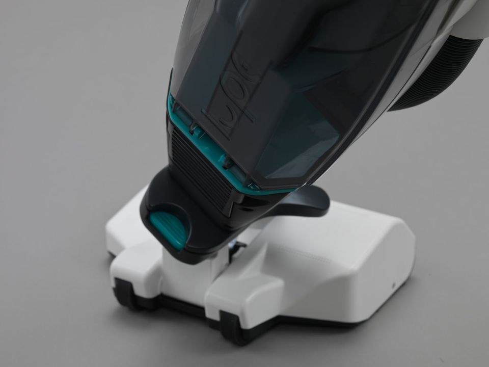 The Lupe Pure Cordless has a flexible head for tricky-to-reach areas