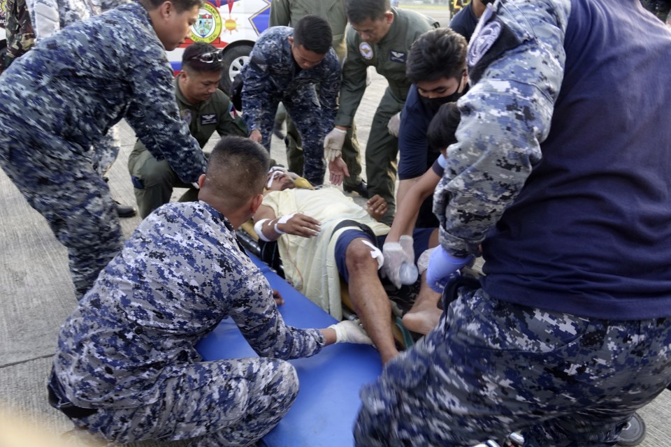 Philippine forces treat casualties of an Islamic terrorist bombing in 2019