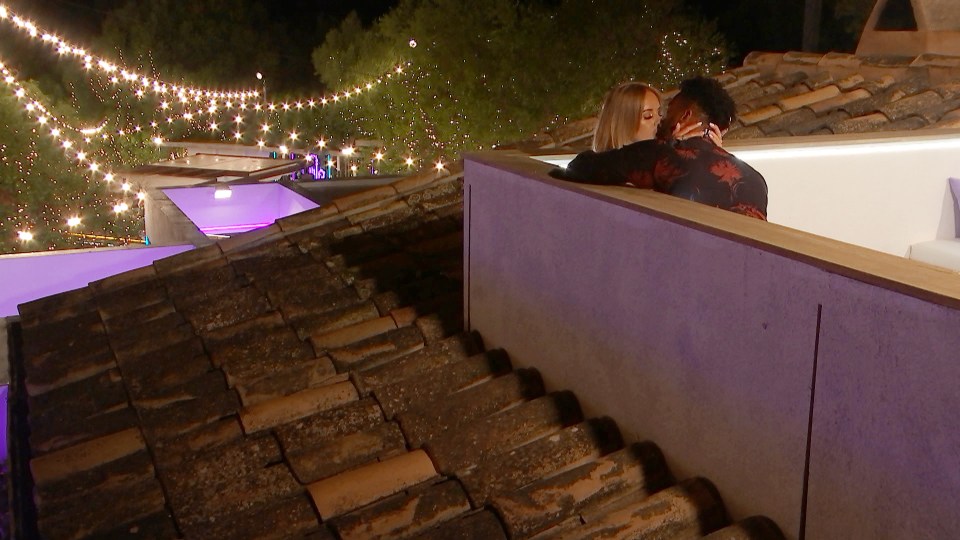 Teddy and Faye kissed despite her being in a couple with Sam