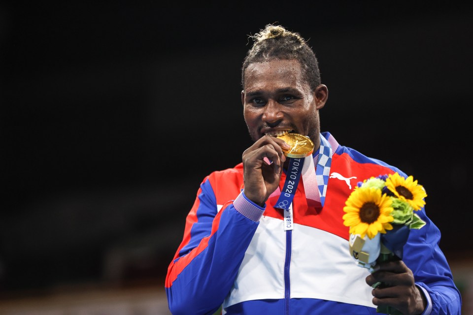 Julio La Cruz of Cuba poses at the medal ceremony