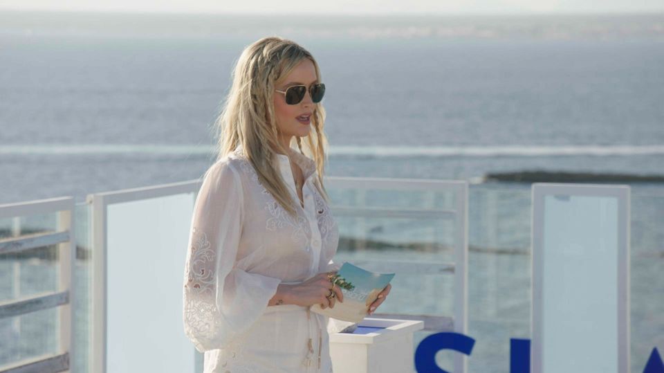 Laura Whitmore delivered shock news to the Islanders