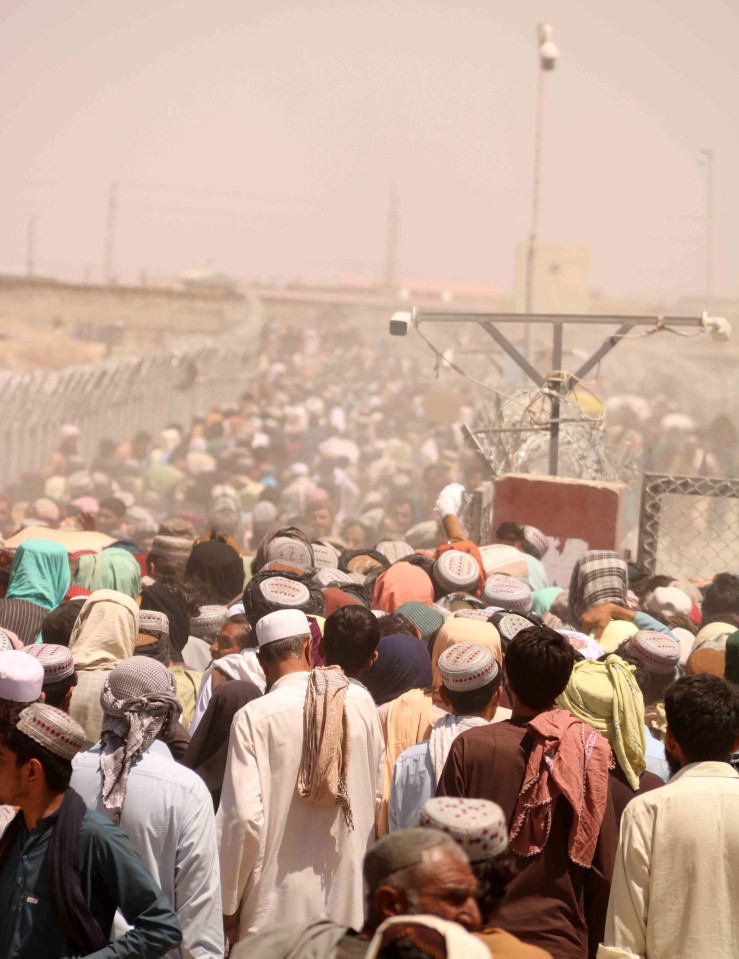 Tens of thousands of people have been heading to the Pakistan border