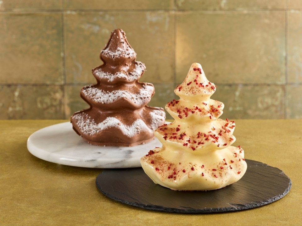 The christmas tree cake comes in two different flavours