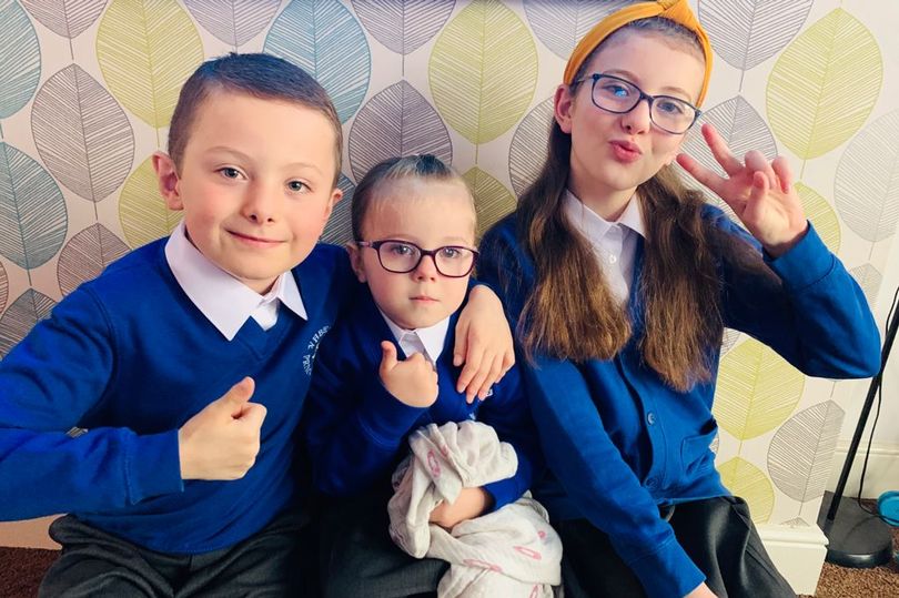 Sophie, Riley, and Robin have to get new uniform for school – but their mum has had to pay for the pricy items