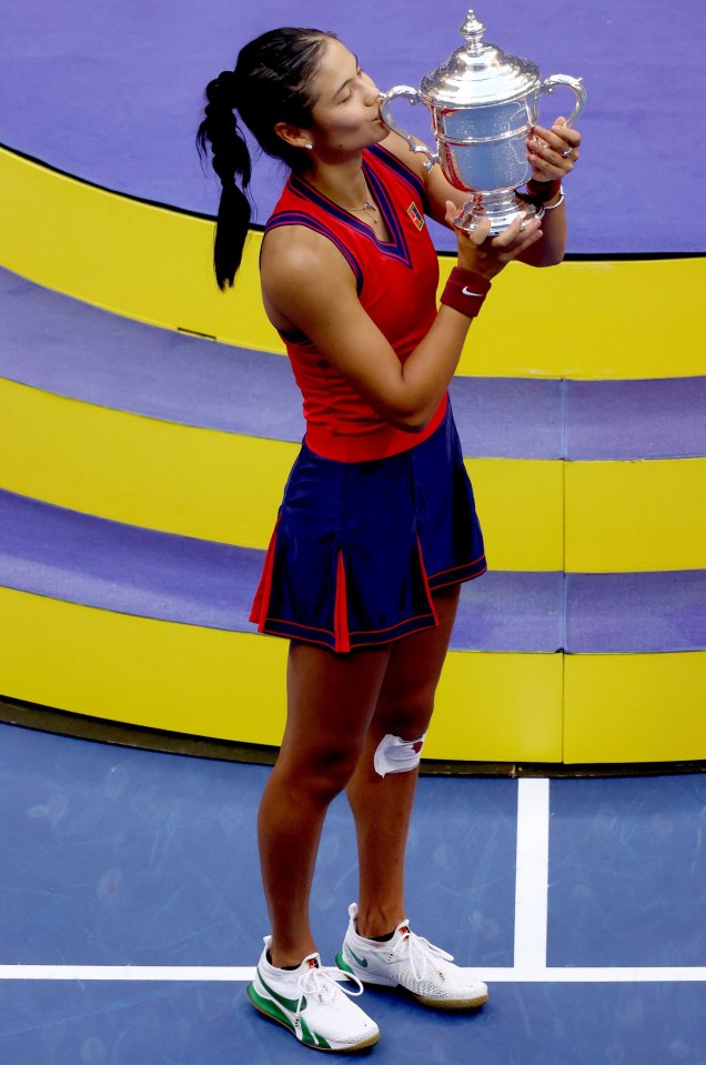 Emma Raducanu kisses the US Open trophy immediately after her win over Leylah Fernandez