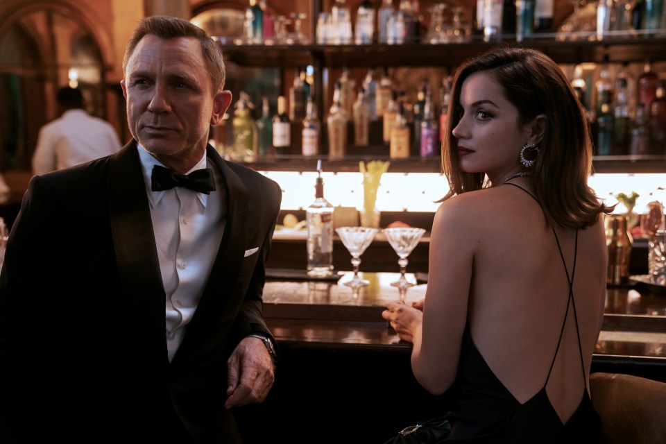 The storyline feels like there were too many cooks, but it still tastes familiar enough to be craved, here Daniel Craig with Ana de Armas as Paloma