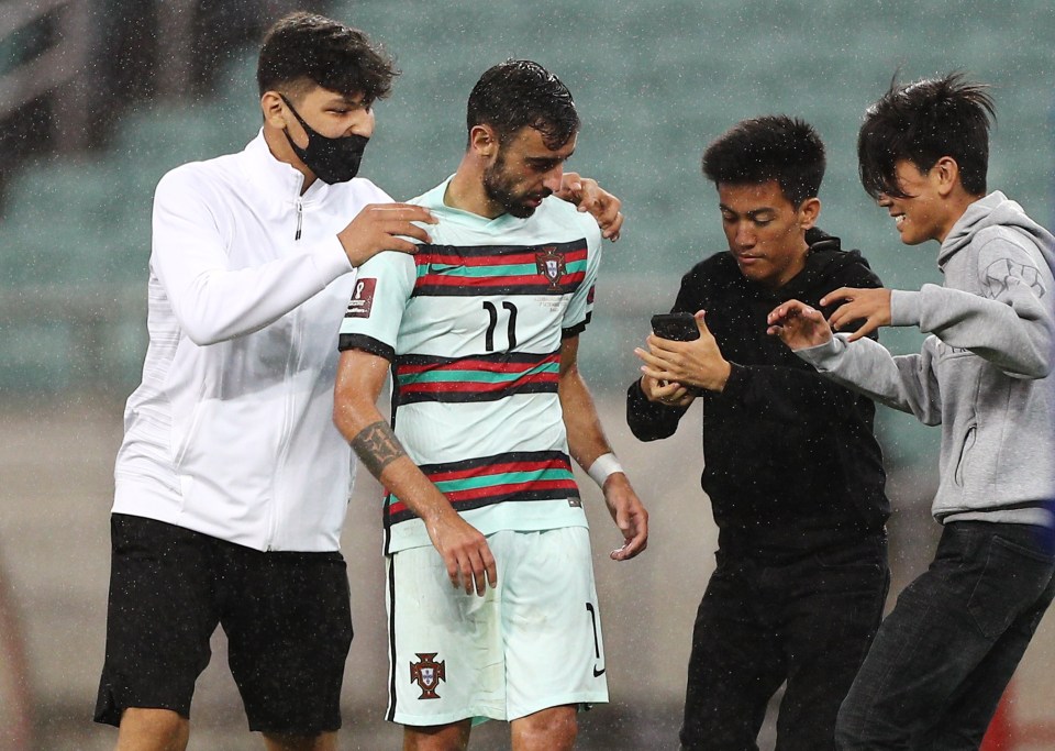 Man Utd star Bruno Fernandes was approached on the pitch for selfies with fans