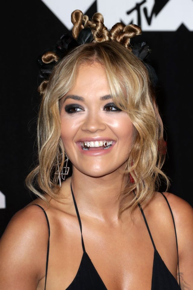 Rita Ora covered her teeth with gold caps and gems at the MTV VMAs