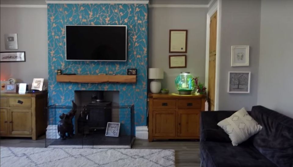 Sue showed off their new living room with a vibrant feature wall