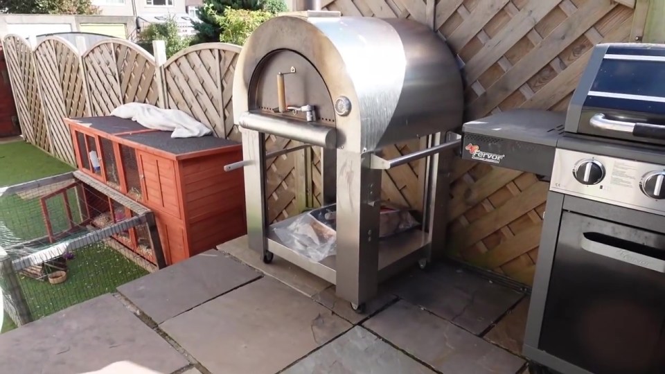 The garden wouldn't be complete without a barbecue and pizza oven