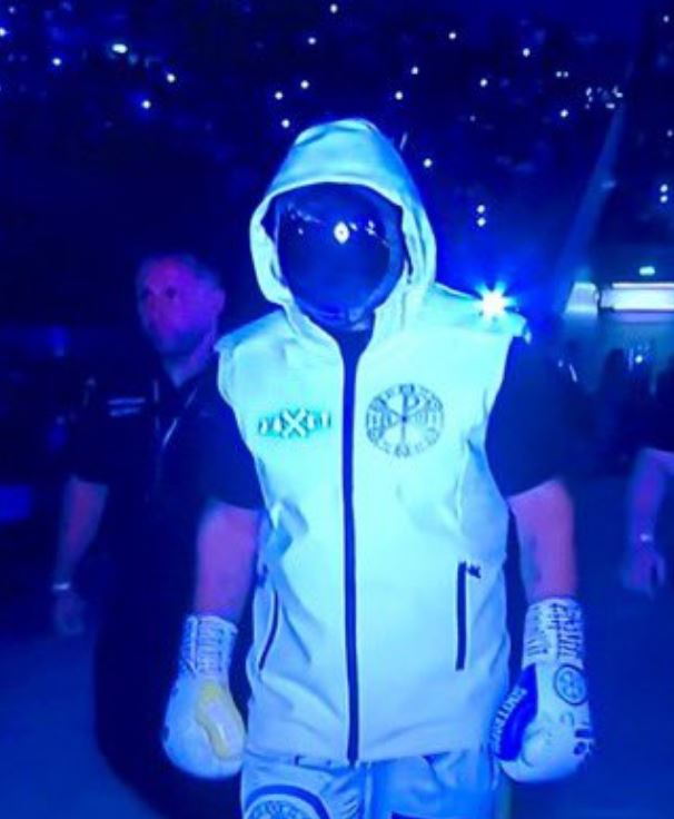 Oleksandr Usyk came out wearing a bizarre outfit for his ring walk