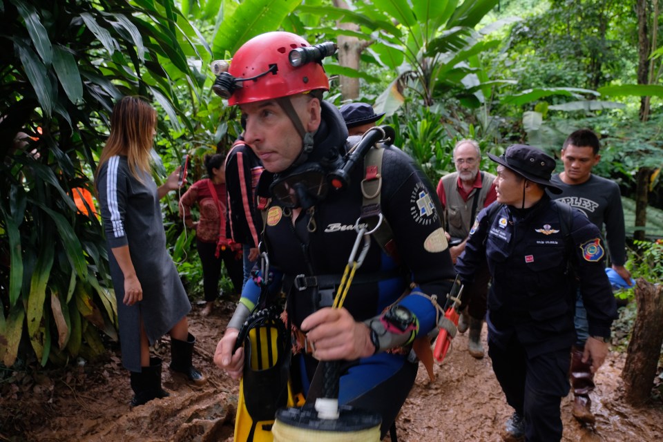 Hero diver Richard Stanton walks out of Tham Luang Nang Non cave in full kit without any response to reporter's questions in 2018