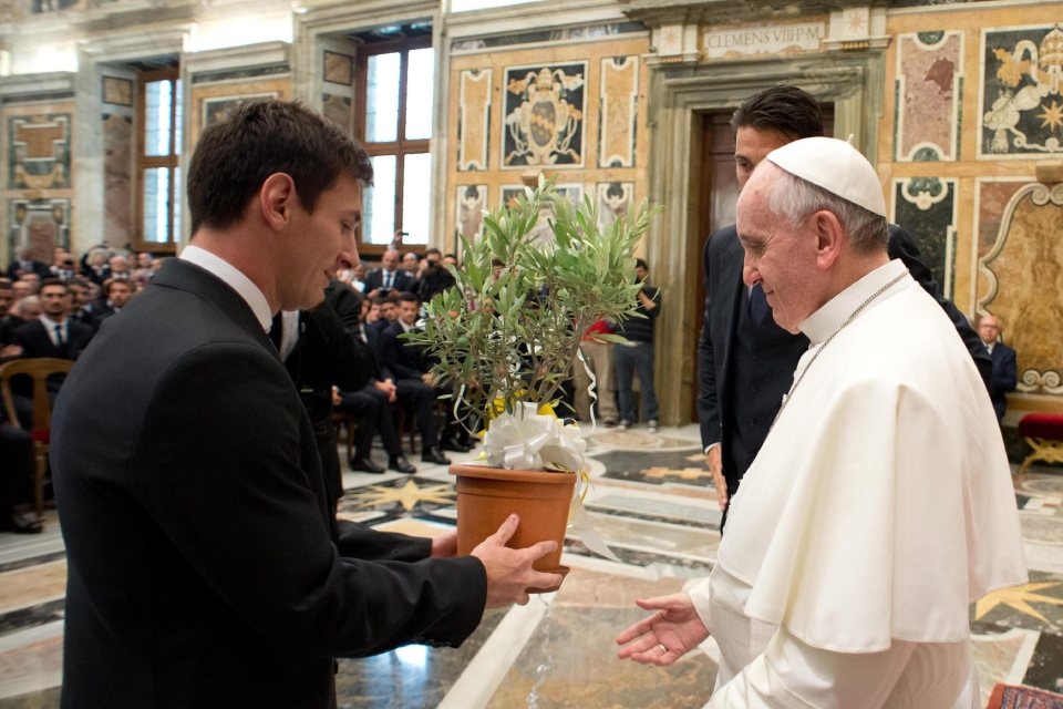 Messi meets Pope Francis in 2013