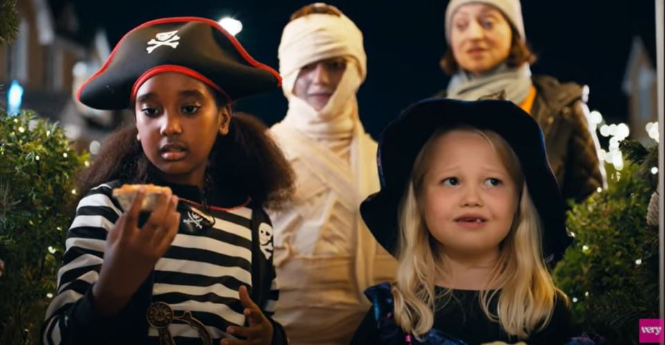 The advert sees confused trick or treaters being given mince pies