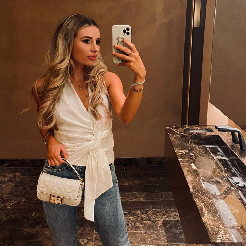 Dani Dyer looked gorgeous as ever in a recent selfie posted on Instagram