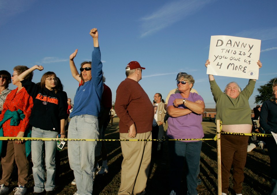 Death penalty supporters outside the Florida jail at Rolling's execution