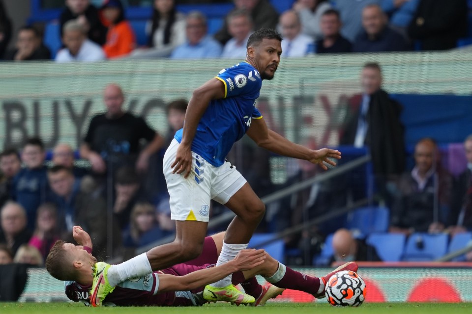 Tomas Soucek endured facial cuts after Salomon Rondon's boot hit his face