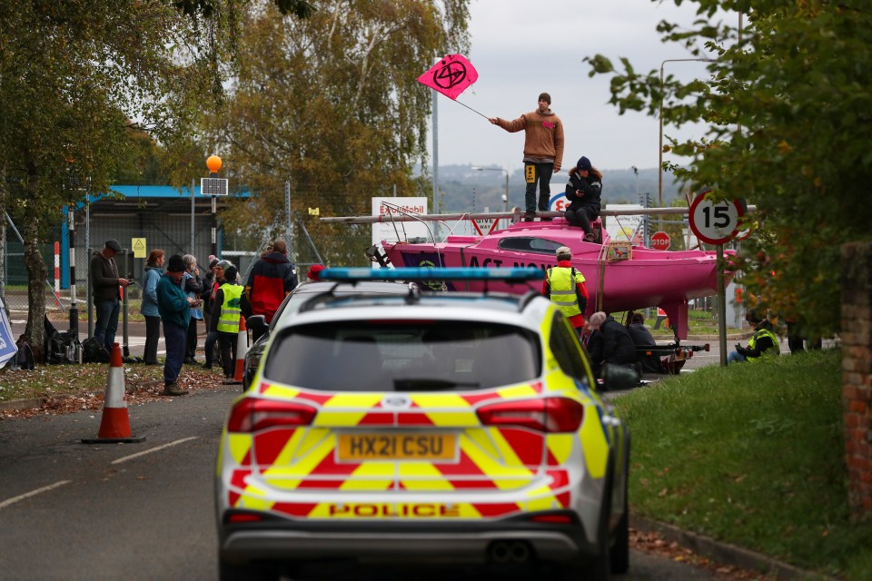 Protesters hope to stop the Government from making fossil fuel investments