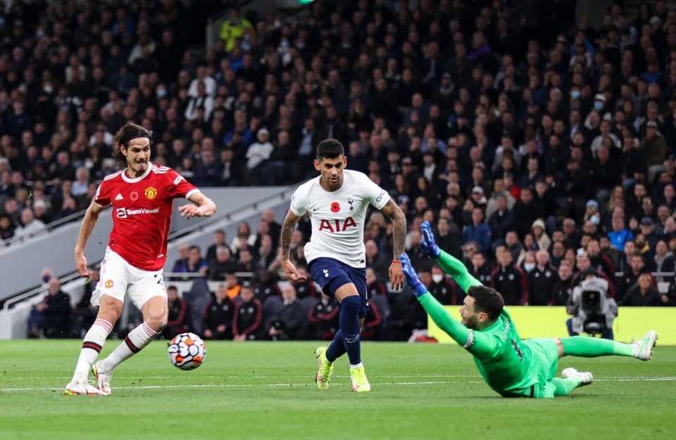 Edinson Cavani doubled Manchester United's lead minutes after Moura's substitution