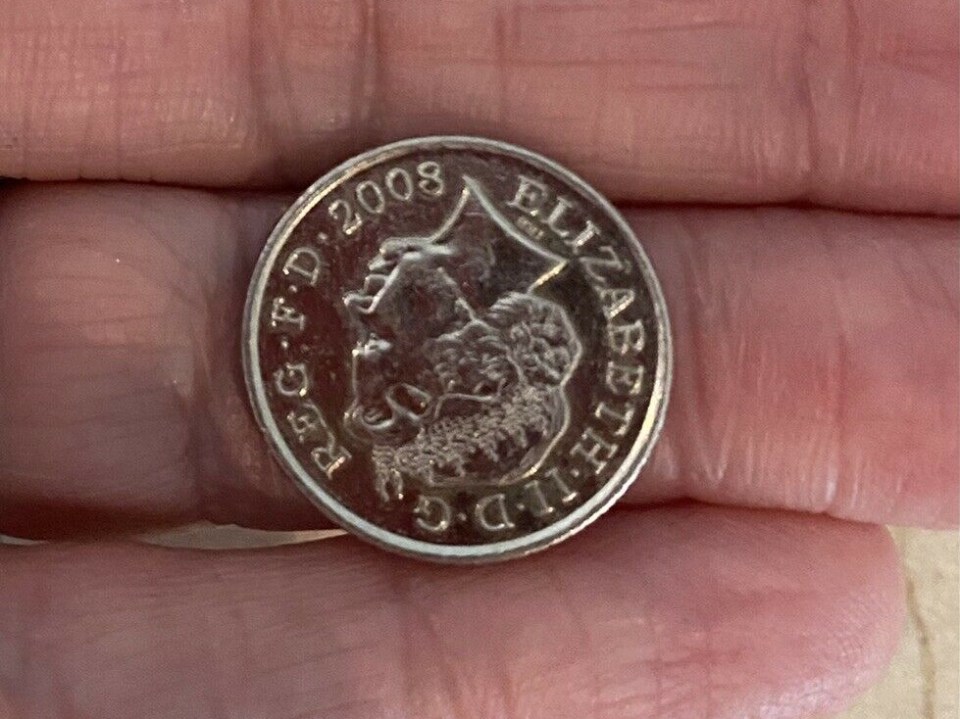 In the error version of the 5p the Queen’s head is upside down