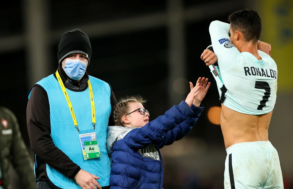 Ronaldo takes off his shirt for her