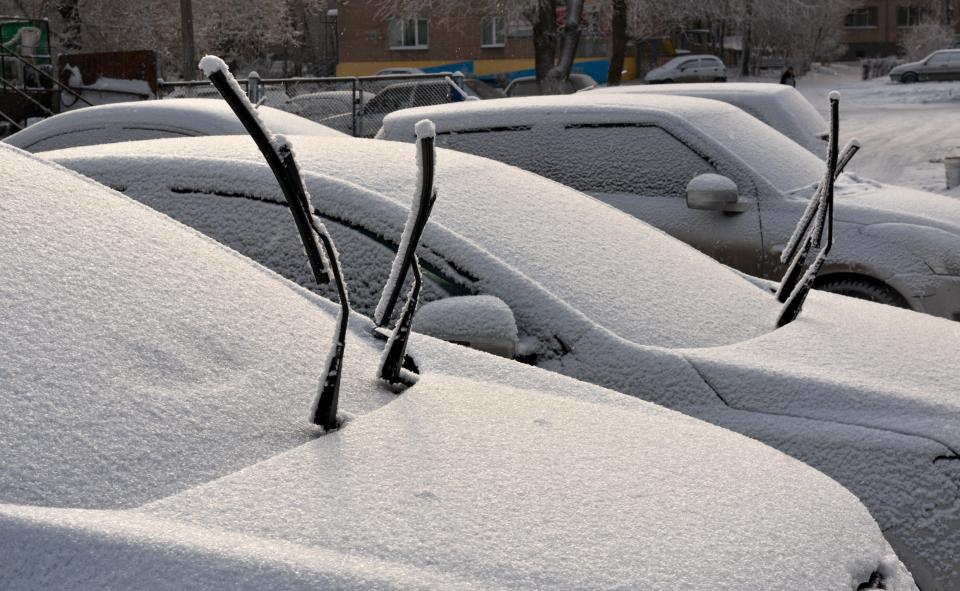 Clear frost and snow off your car quickly in the morning with this trick