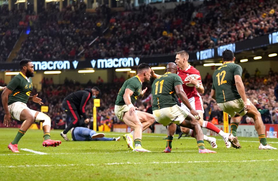 Wales had a one-man advantage close to the try-line before Rowe's stunt appeared to distract Williams and Co