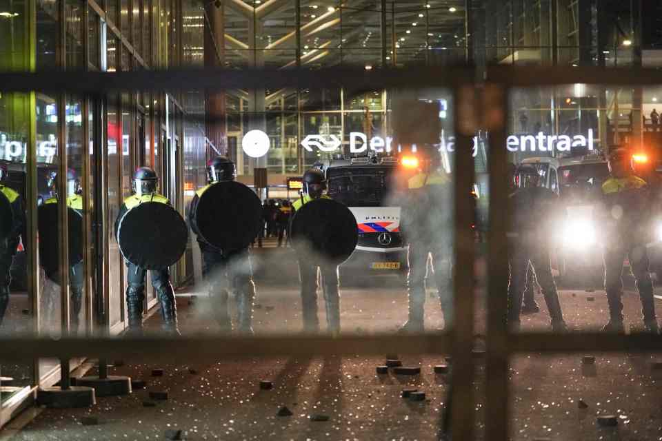 Cops on guard as protesters gather at Central Station in the Hague