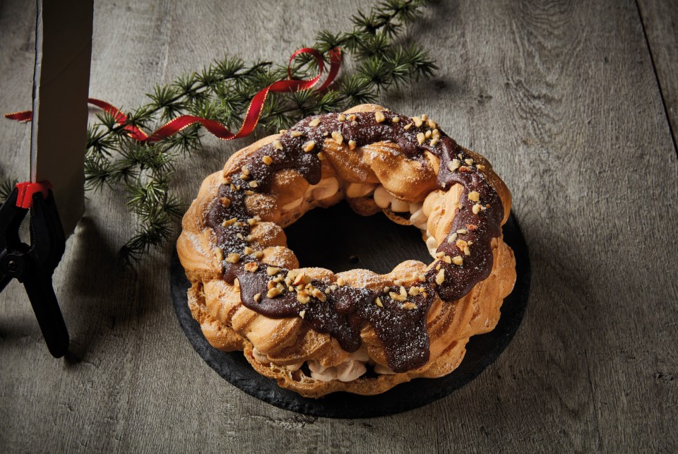 This garland is a dessert for Christmas traditionalists