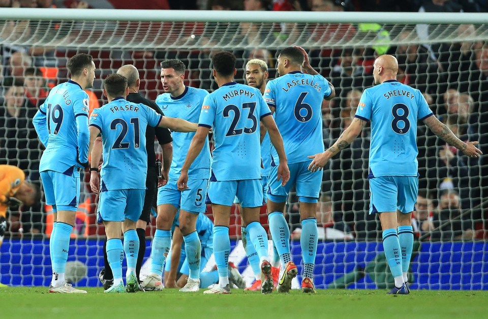 Newcastle players surrounded Mike Dean but the ref refused to change his mind