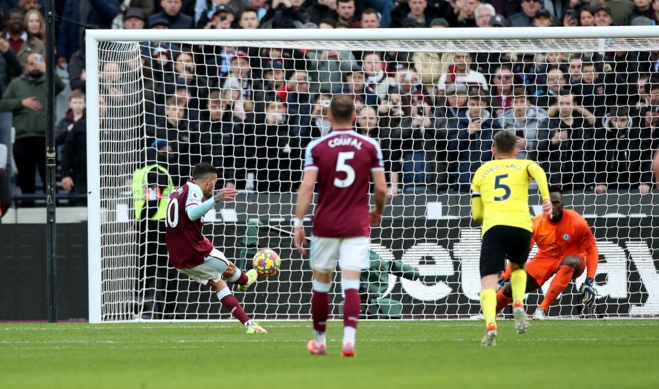 Manuel Lanzini showed confidence from 12 yards to dispatch his penalty