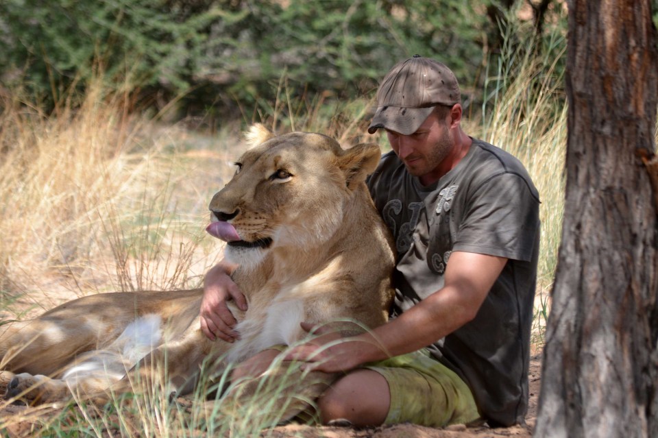 The pair’s unbreakable bond has become a worldwide internet sensation