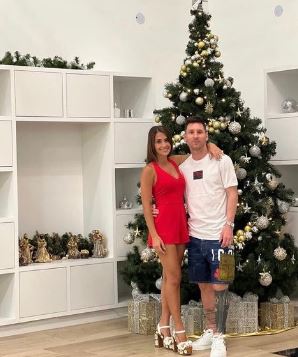 Messi and wife Antonela in front of their Christmas tree